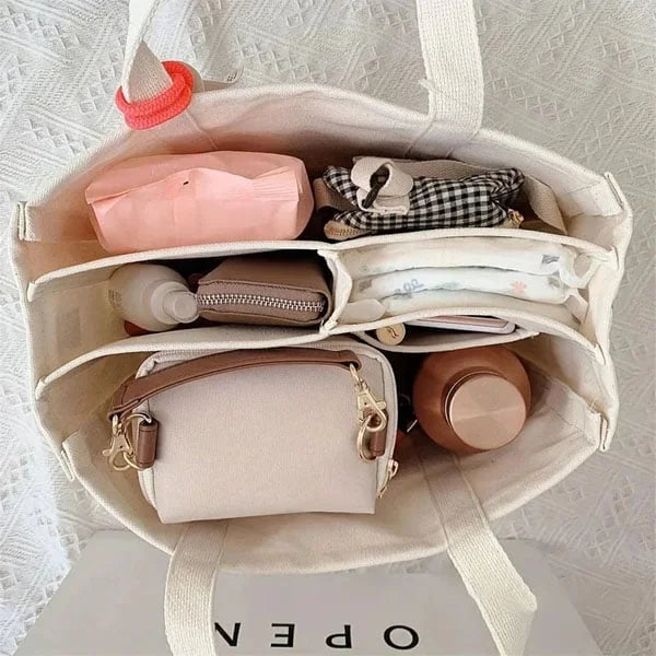 Stilfull beige bärkasse med rena linjer, en elegant unisex accessoar som lyfter din vardagslook.