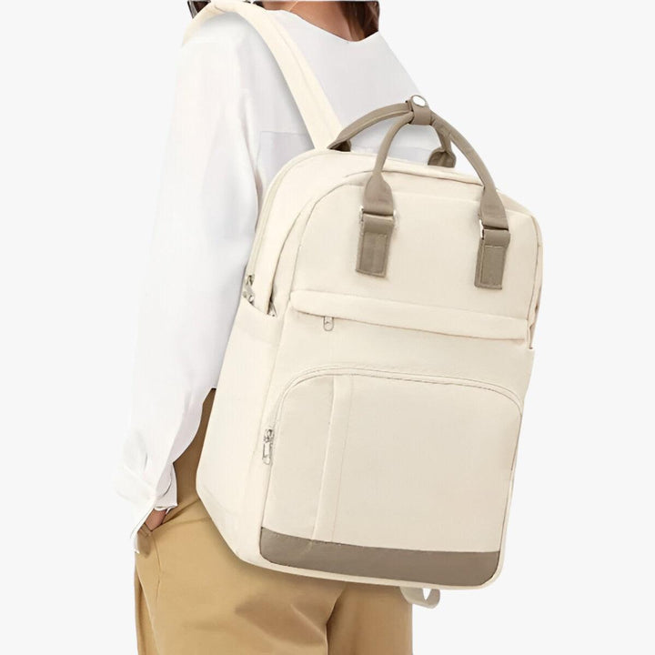 Modern beige unisex ryggsäck, vattentät. Urban stil, funktionell för student, resor, vardag i staden.