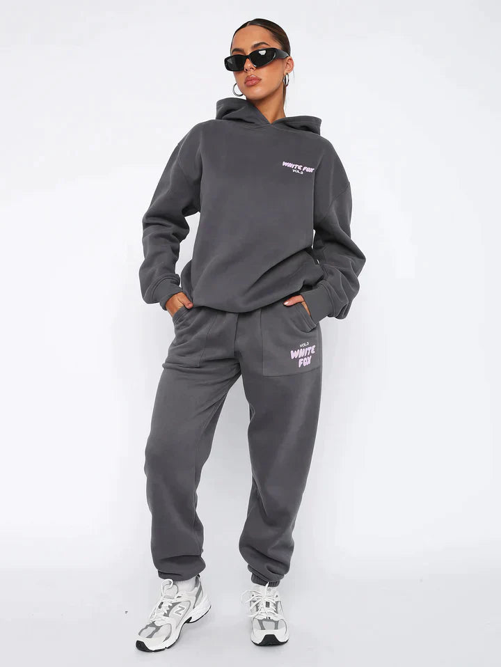 Bekväm dam hoodie pullover från Elise höstkollektion. Perfekt för avslappnad stil, sport & aktiv livsstil.