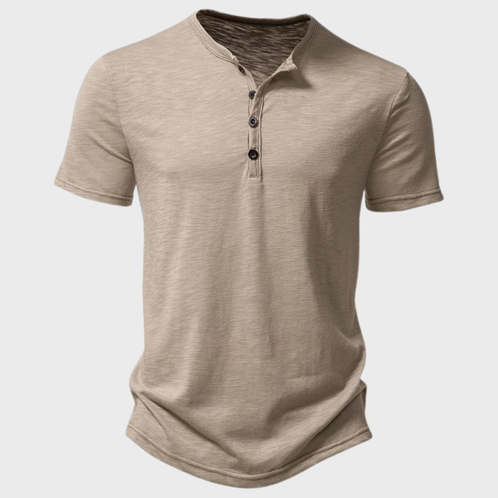 Mångsidig herr t-shirt i stilren design. Bekväm sommar t-shirt för casual look och fritidskläder.