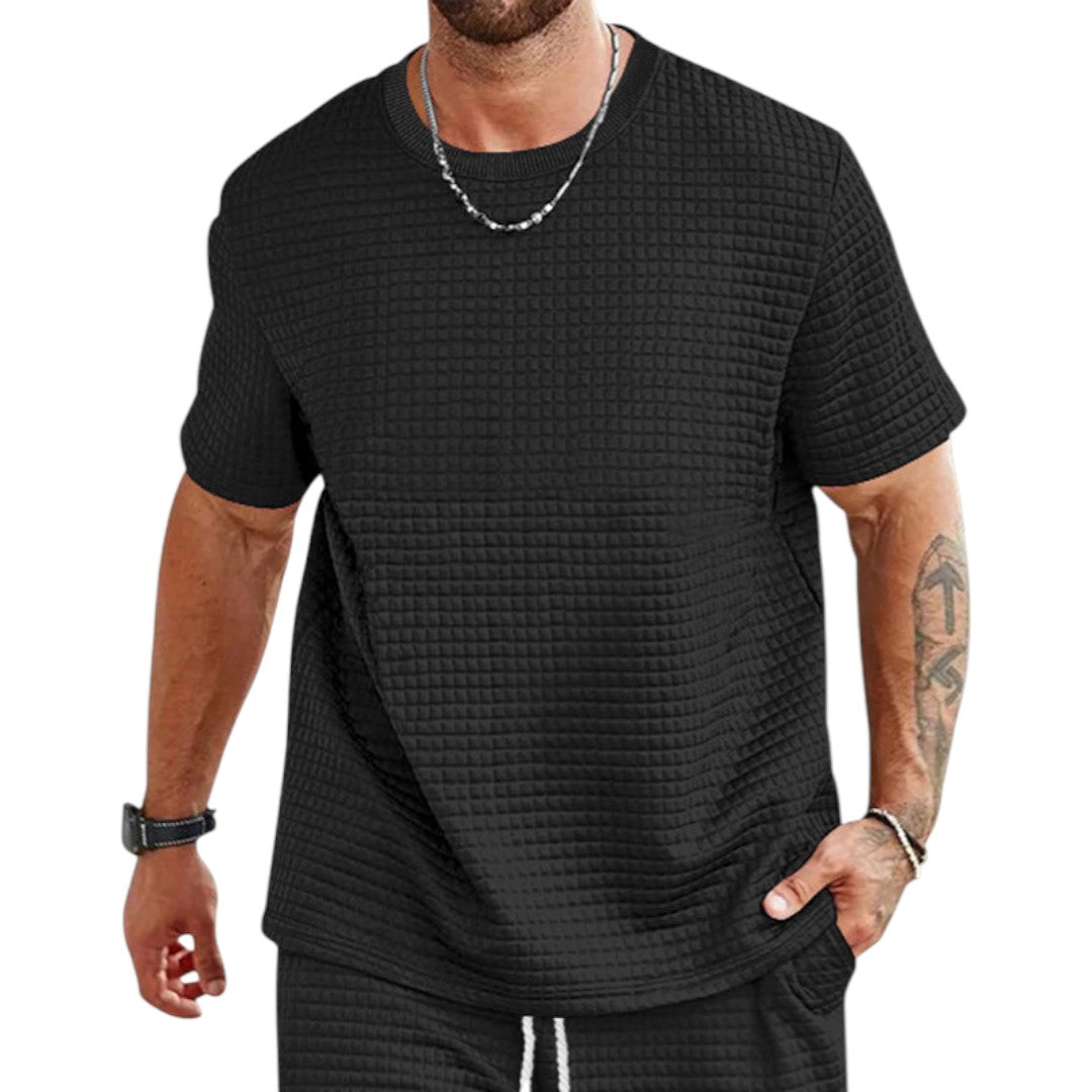 Stilren svart herr-t-shirt med strukturerad yta. Kortärmad modell med rund hals, perfekt för en bekväm vardagslook.