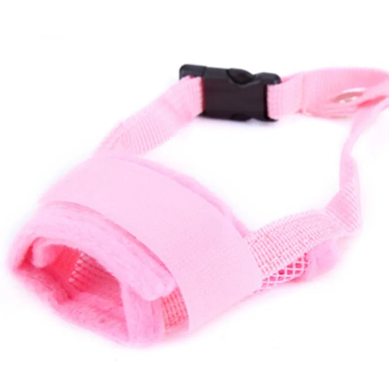 Lättviktig hundmuzzle med nätmaterialdesign, garanterar andningsförmåga och komfort för din hund.
