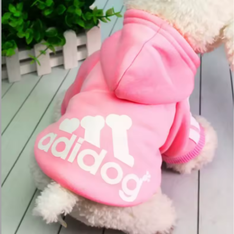 Stilren rosa hundhoodie i streetwear-design. Trendiga hundkläder som håller hunden varm och bekväm.