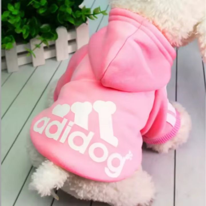 Stilren rosa hundhoodie i streetwear-design. Trendiga hundkläder som håller hunden varm och bekväm.