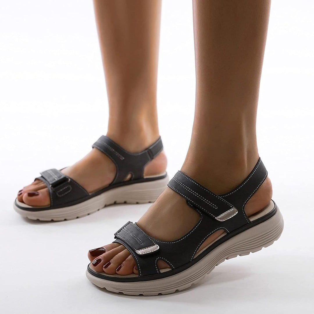 Bekväma damsandaler med halkfri sula för optimal fotkomfort. Justerbara remmar, perfekta sommarskor.