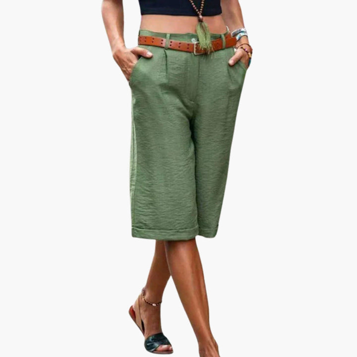 Stilrena och bekväma damshorts med elastisk midja. Idealiska vardagsshorts för sommaren, finns i flera färger.