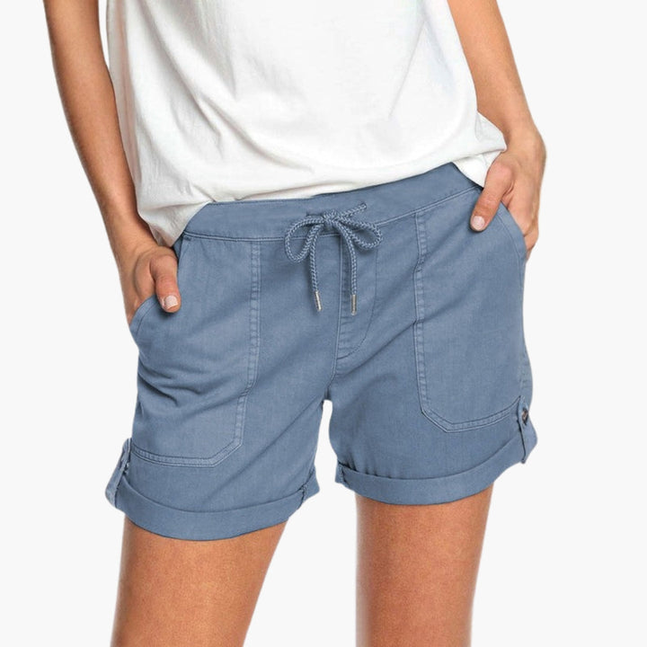 Snygga damshorts med funktionella fickor, perfekta för vardagsbruk. Kombinera stil med praktisk förvaring.