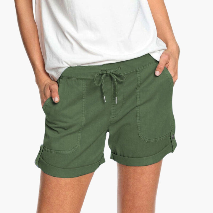 Damshorts stylade med en vardagsoutfit, visar justerbar midja och flexibla benslut för mångsidighet.