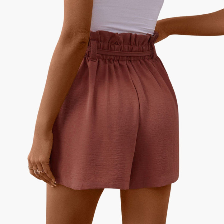 Stilrena veckade dambyxor med hög midja och fickor. Ideala sommarshorts för dam, både trendiga & bekväma.