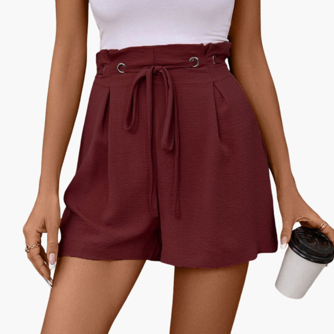 Dambyxor med hög midja och snygga veck som skapar en elegant silhuett. Bekväma & stilrena shorts för dam.