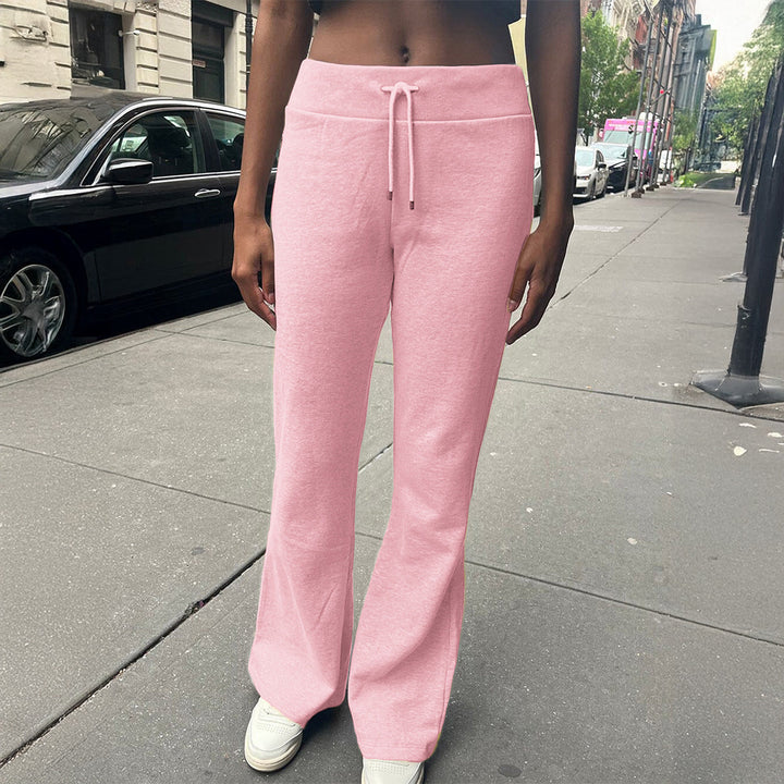 Kvinna bär figurnära dam joggingbyxor. Designade för komfort, perfekt för fritid och avkoppling hemma.