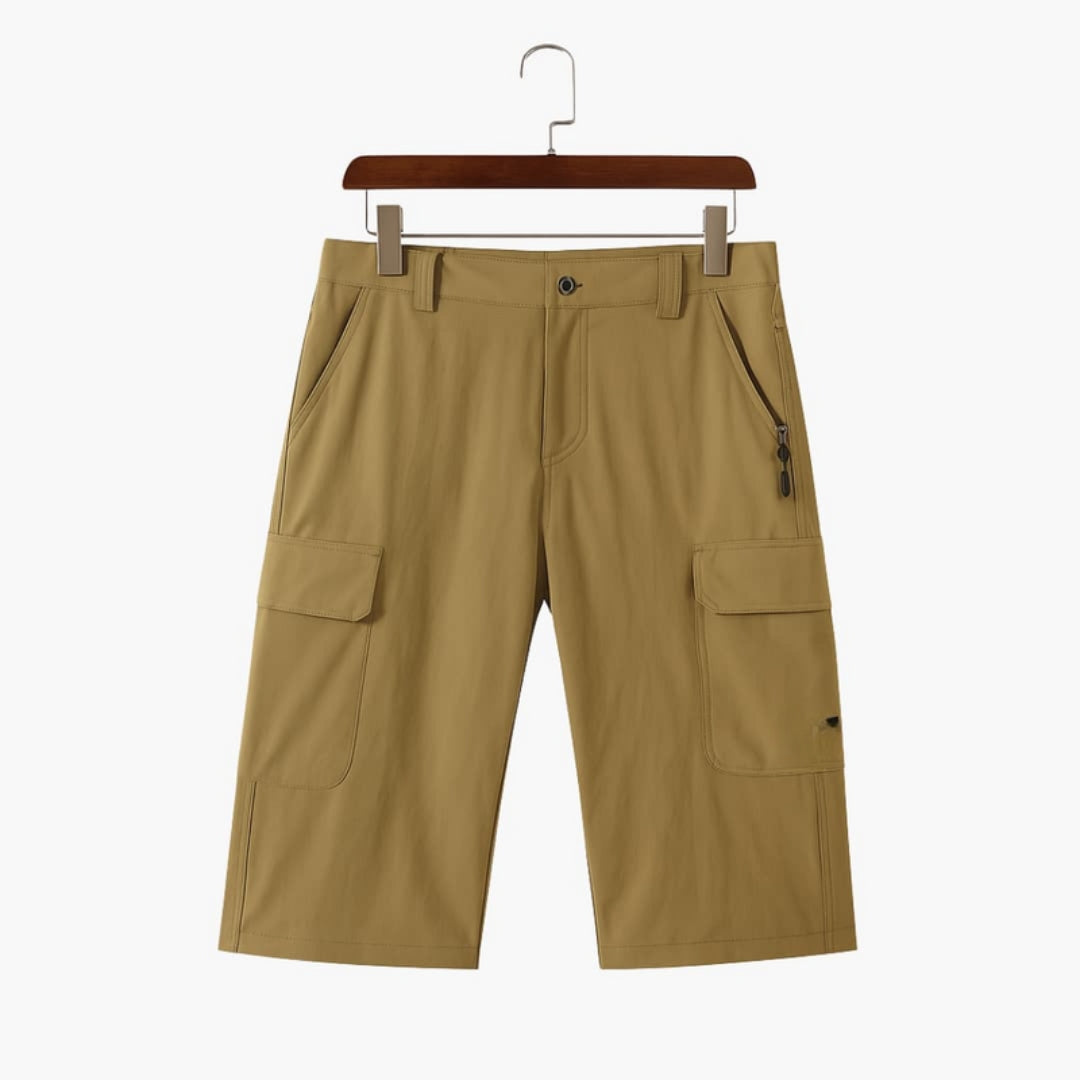 Mångsidiga gråa herr bermuda shorts med cargo fickor. Bekväma för sommarens äventyr.