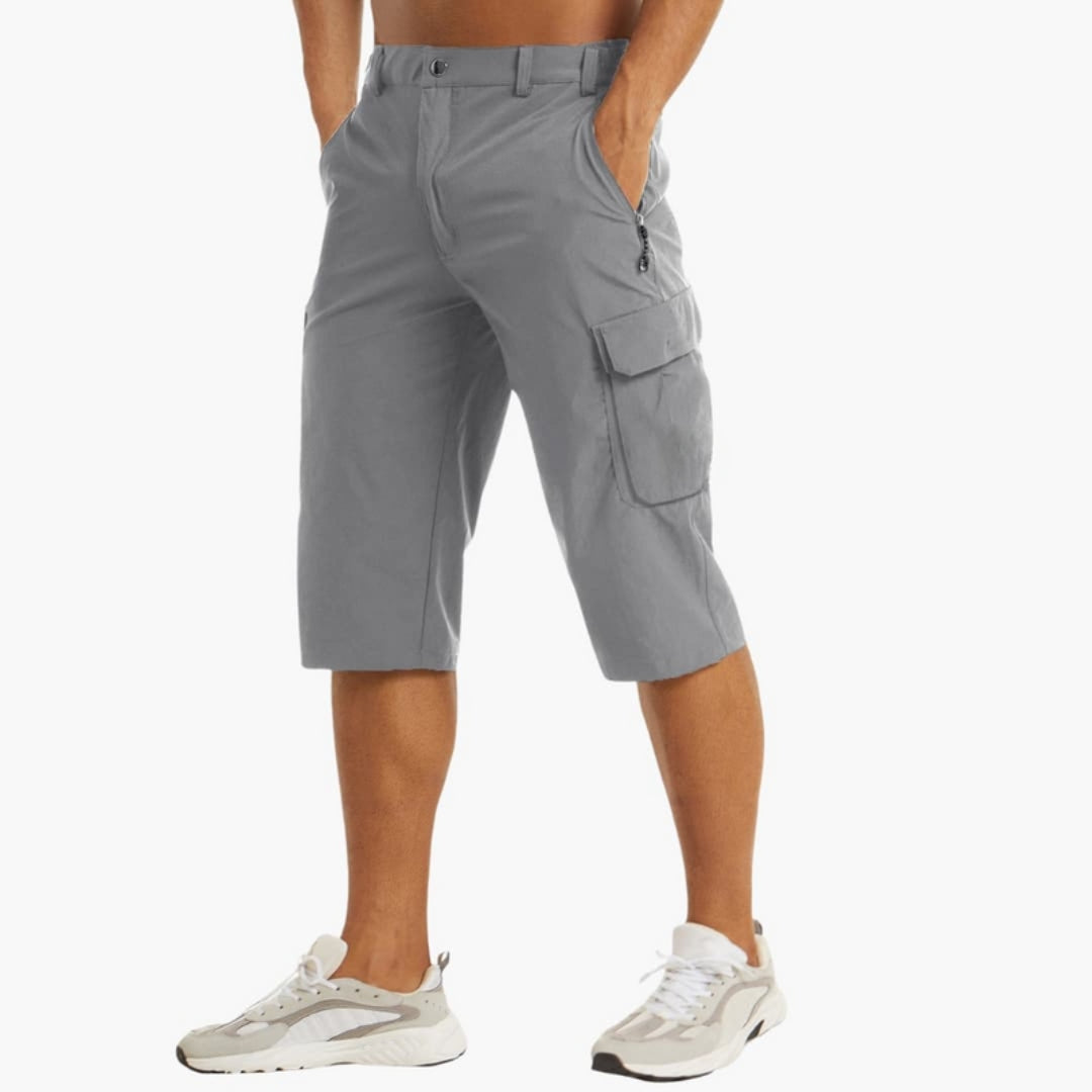 Praktiska svarta herr cargo shorts för fritid, med många fickor. Bekväma för sommarbruk.