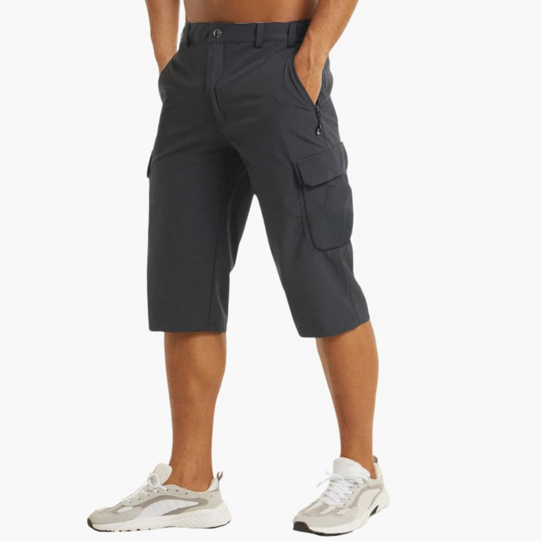 Herrshorts med flera rymliga cargo fickor, bekväm rakpassform. Perfekt för sommar och utomhusaktiviteter.