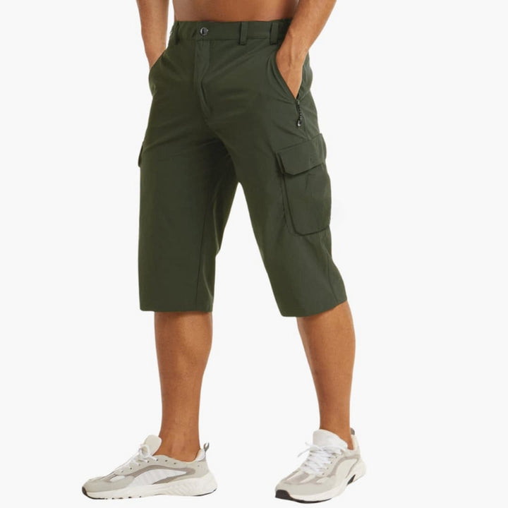Detalj av herr cargo shorts: Praktiska sidofickor för förvaring. Bekväma och slitstarka fritidsshorts.