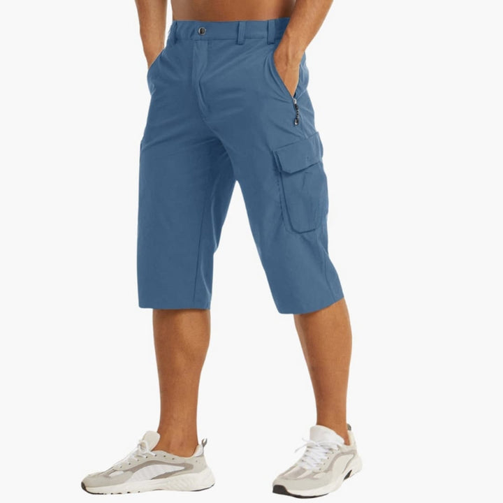 Herr i bekväma cargo shorts med rakpassform och praktiska fickor, redo för sommar.