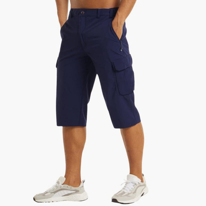 Herr går i bekväma cargo shorts. Många fickor, rakpassform, perfekta fritidsshorts för sommaren.