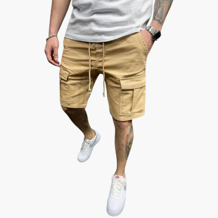 Stilrena herr-cargoshorts i grått, med justerbar dragsko och praktiska benfickor. Perfekta för sommaren.