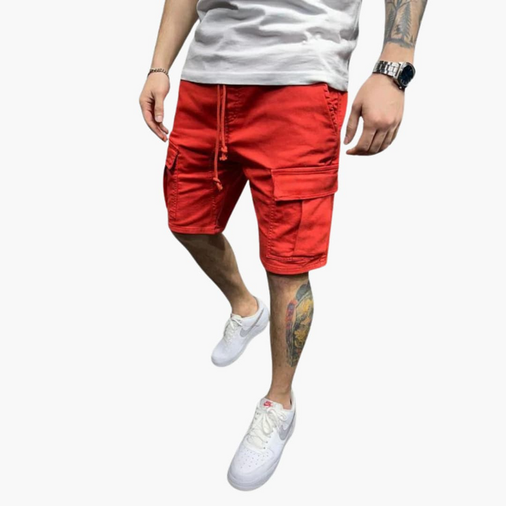 Herrshorts i cargostil med dragsko, sidofickor och benfickor. Bekväma sommarshorts för vardag och avkoppling.