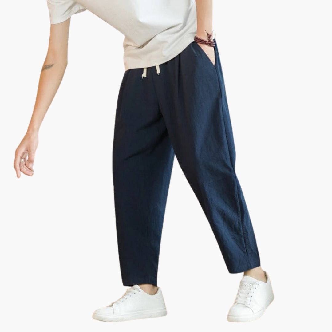 Stilrena lösa herr sommarbyxor med praktiska fickor. Essential för bekvämt herrmode på sommaren.