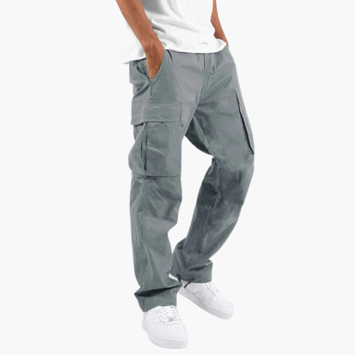 Bekväma herrcargobyxor med elastisk midja och rymliga fickor, perfekta för fritid och avslappnad streetwear-stil.