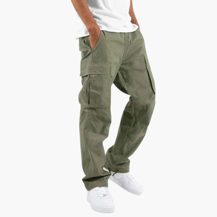 Man bär stilrena herrcargobyxor med elastisk midja och praktiska sidfickor, perfekta för en bekväm fritidslook.