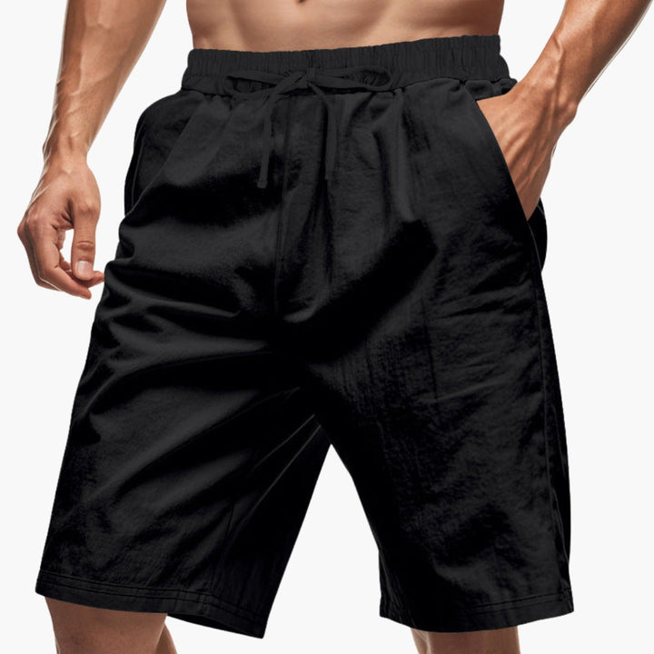 Enfärgade, avslappnade herrshorts med dragsko och fickor. Idealiska fritidsshorts för män.