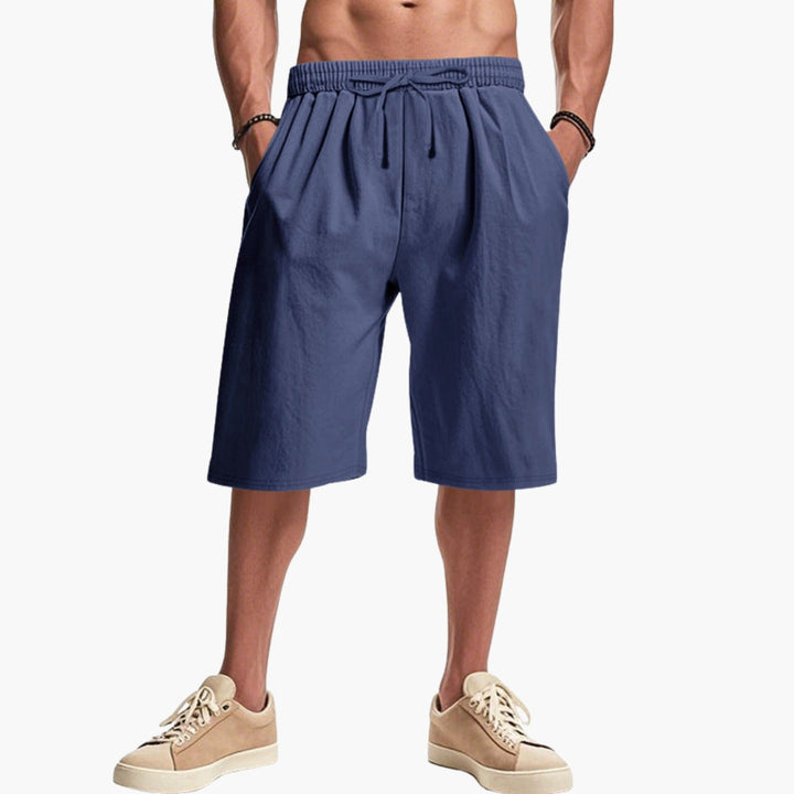 Detaljbild på enfärgade herrshorts. Visar dragsko och sidoficka, perfekta som vardagsshorts.