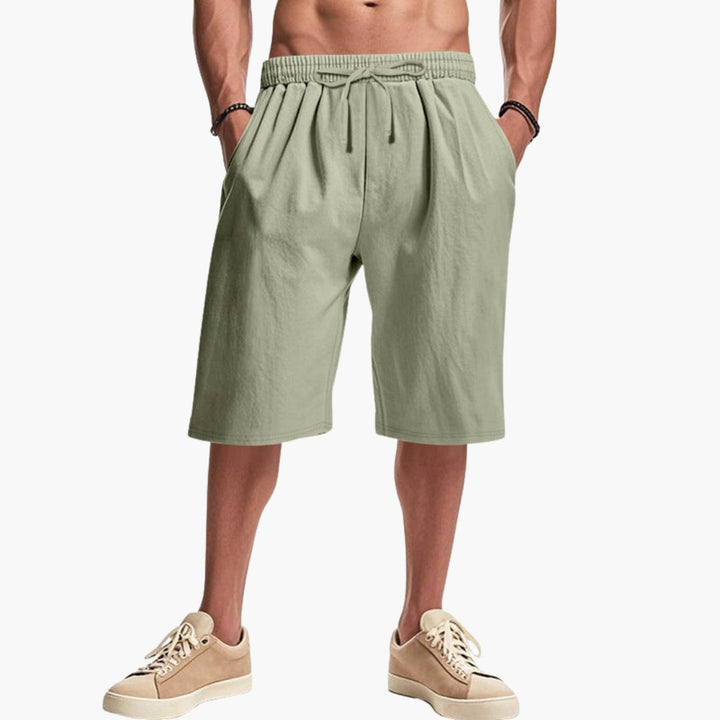 Vikta enfärgade herrshorts. Med dragsko och fickor. Idealiska bekväma vardagsshorts för män.