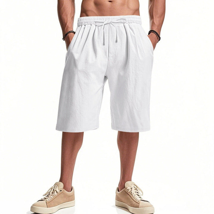 Herrshorts med fokus på komfort. Knälånga fritidsshorts med dragsko och fickor för en avslappnad look.