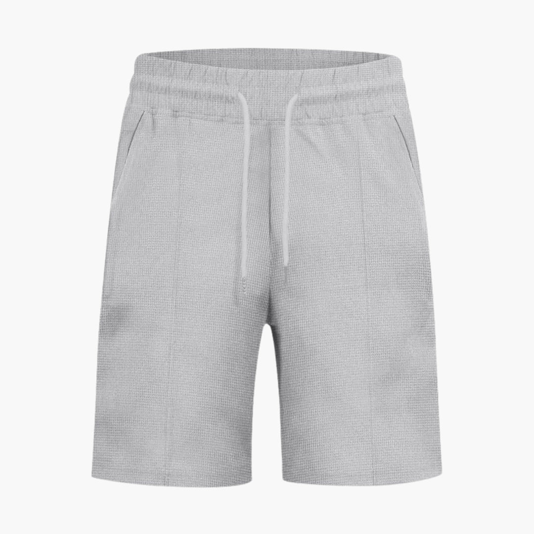 Vita sommarshorts för män med dragsko och fickor, optimal komfort för varma dagar.