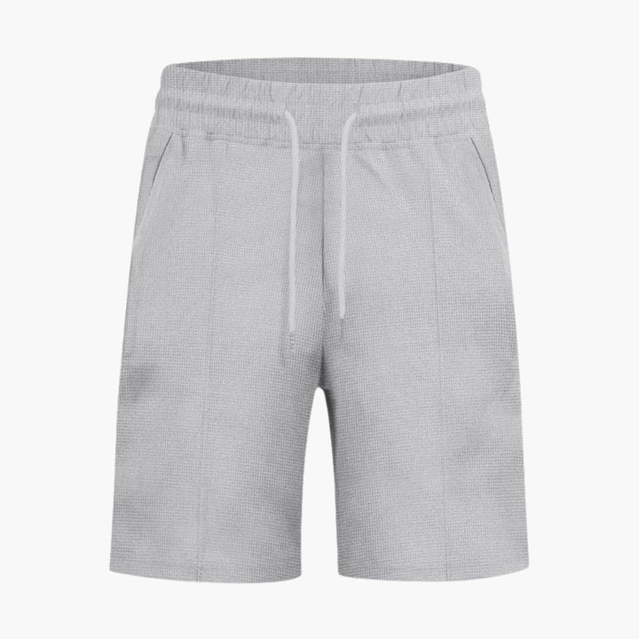 Vita sommarshorts för män med dragsko och fickor, optimal komfort för varma dagar.