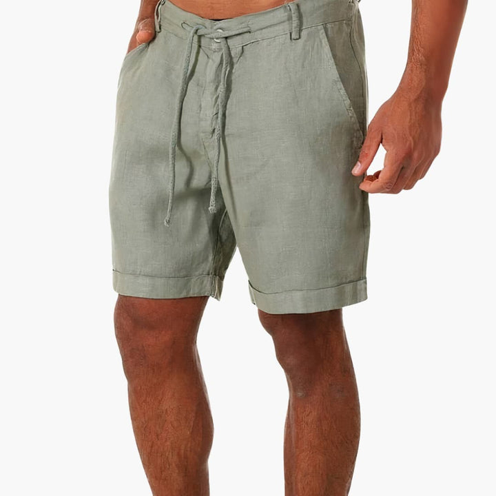 Casual herrshorts i mjukt material med elastisk midja. Stilrena fritidsshorts för varma dagar.