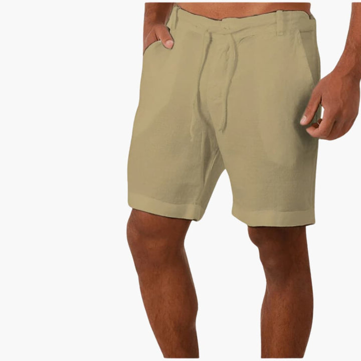 Herrshorts med dragsko och sidofickor, designade för komfort och sommarbruk. Avslappnade och stiliga.