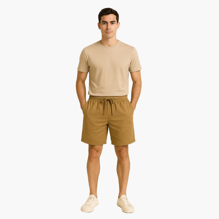 Stilrena medellånga herrshorts i marinblått med elastisk midja och praktisk dragsko för sommarfritid.