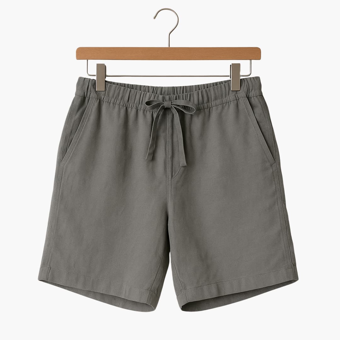 Närbild på elastisk midja och justerbar dragsko på bekväma herrshorts, idealiska för fritid.