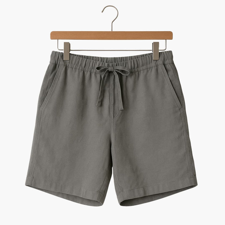 Närbild på elastisk midja och justerbar dragsko på bekväma herrshorts, idealiska för fritid.