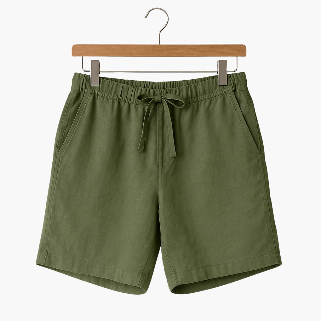 Man bär bekväma medellånga herrshorts med elastisk midja, perfekta för en avslappnad sommarlook.