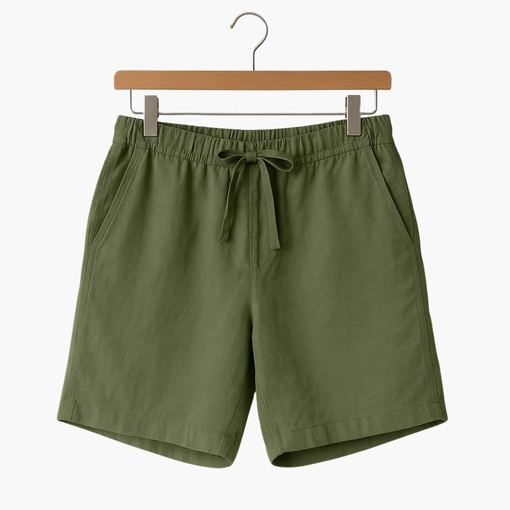 Man bär bekväma medellånga herrshorts med elastisk midja, perfekta för en avslappnad sommarlook.