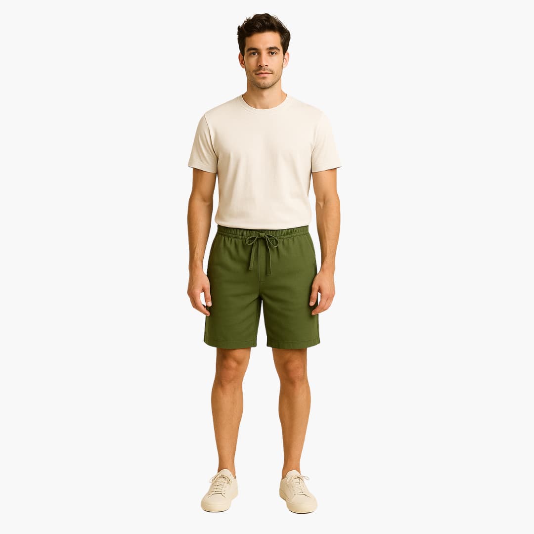 Man sitter i sköna vardagsherrshorts med elastisk midja och dragsko, framhäver komfort för fritid.
