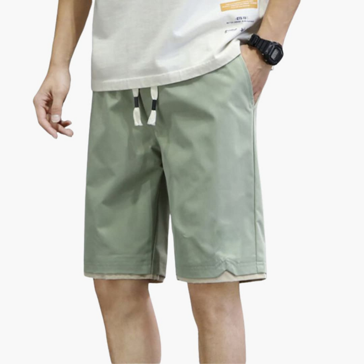 Beige herrshorts med elastisk midja. Stilrena och bekväma fritidsshorts med dragsko, utmärkta för sommaren.