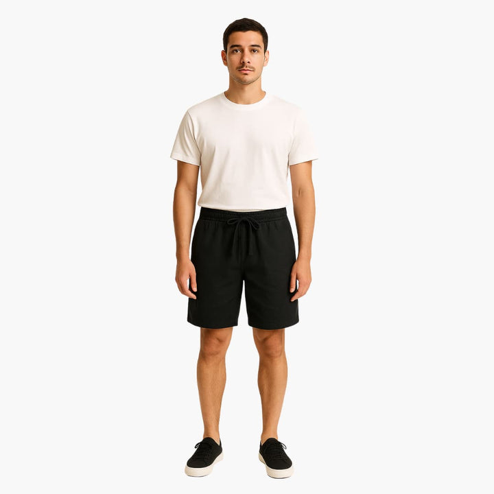 Mångsidiga herrshorts med elastisk midja, dragsko och medellång design – bekväma vardagsshorts.