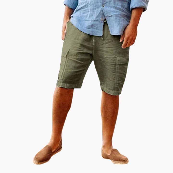 Stilrena sommarshorts för herrar, knälånga och bekväma. Casual fritidsshorts med fickor för varma dagar.