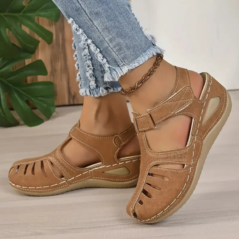 Snygga Mirella gladiator damsandaler med kilklack, perfekta sommarskor med ortopediskt stöd och stil.