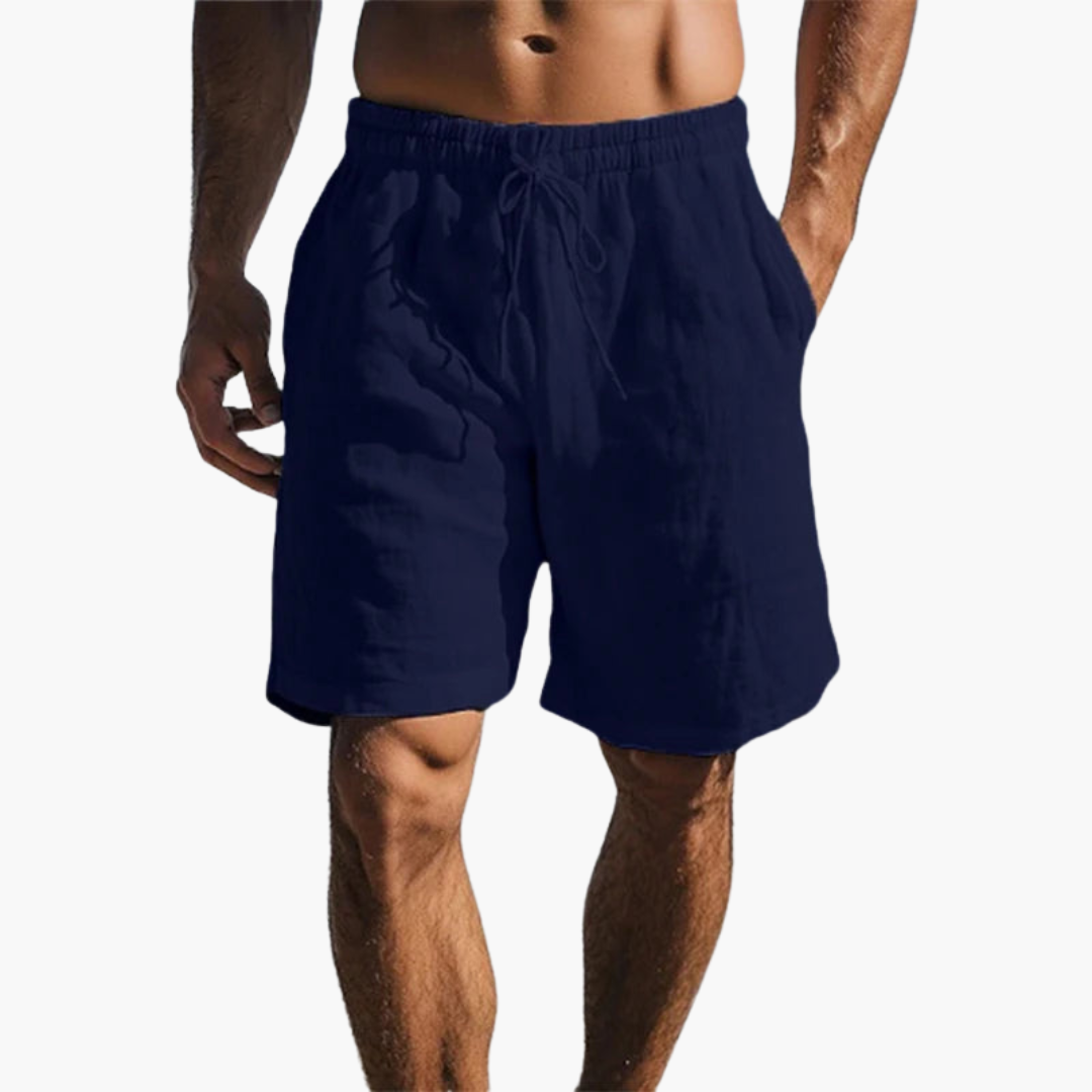 Sportiga badshorts för män i svart med elastisk midja, dragsko och fickor. Idealiska för simning.