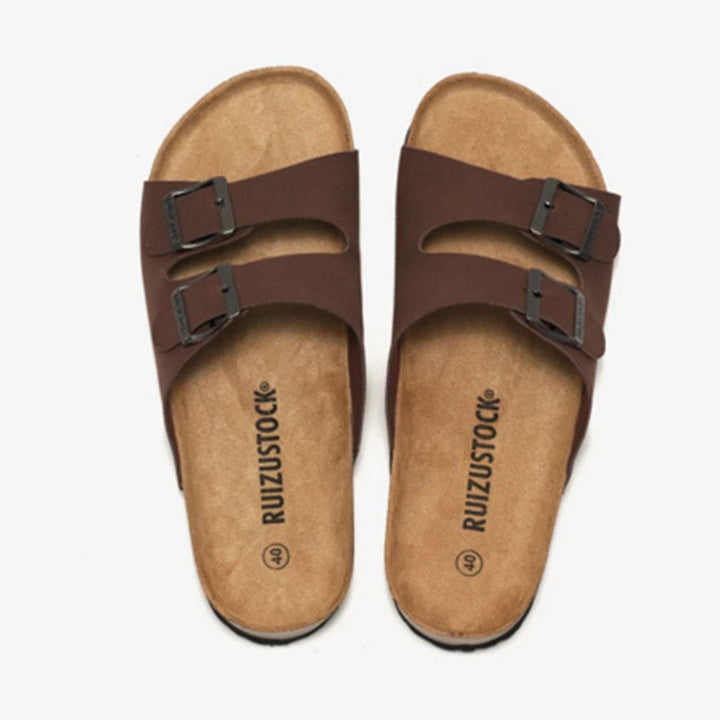 Sidovy av fotvänliga unisex sandaler, justerbara remmar för optimal passform och komfort under sommaren.