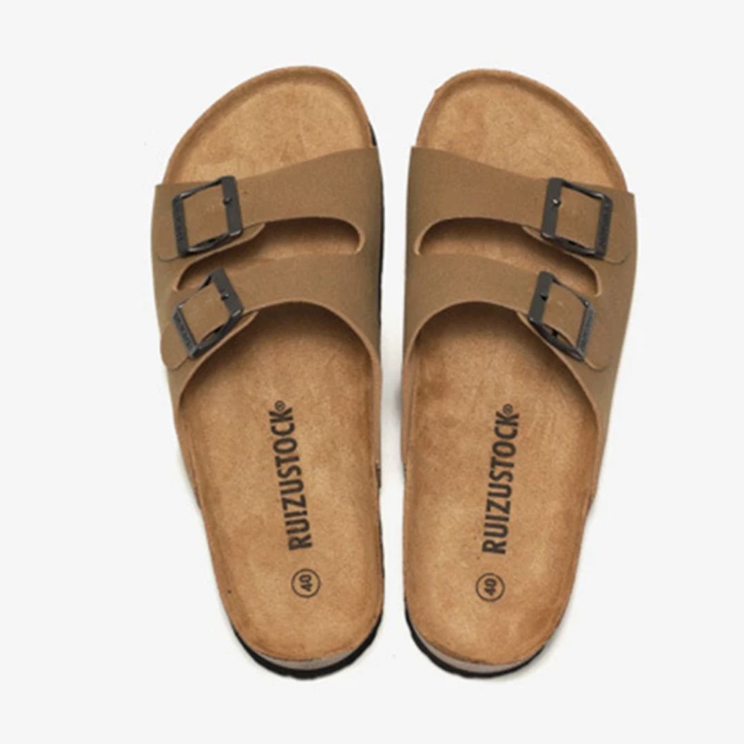 Unisex sandaler på fötter, bekväma och justerbara för en aktiv sommar och vardagskomfort.