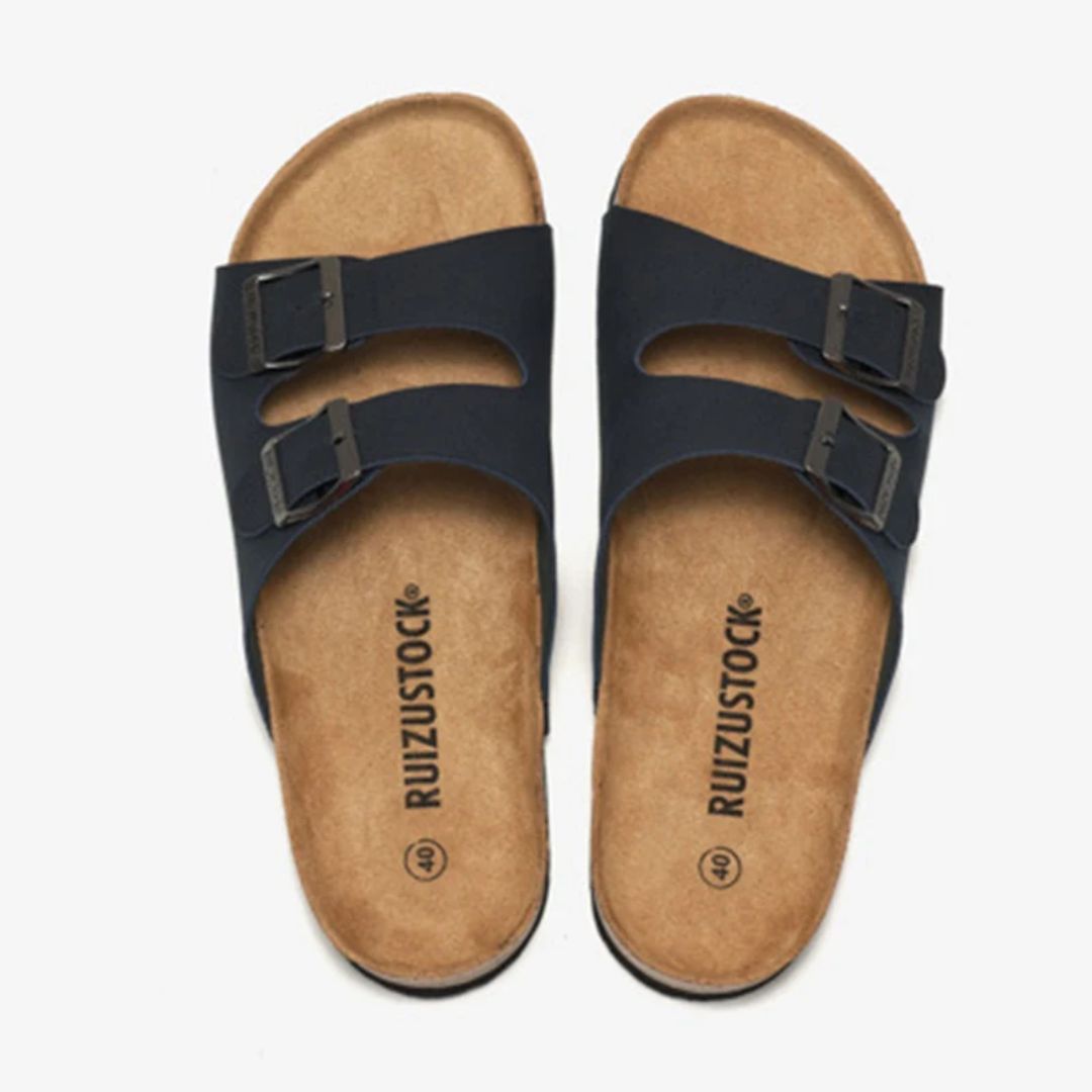 Framifrån sedda unisex sandaler med justerbara remmar, fokus på komfort och bekväm sommarstil.
