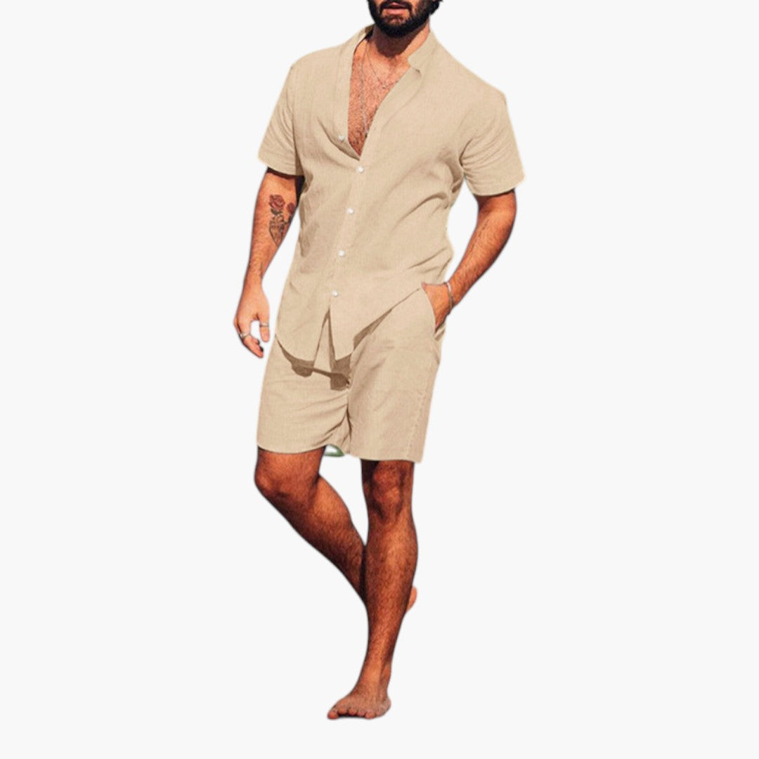 Bekvämt aprikos herrset med matchande skjorta & shorts för sommar och fritid. Snyggt & stilrent herrmode.