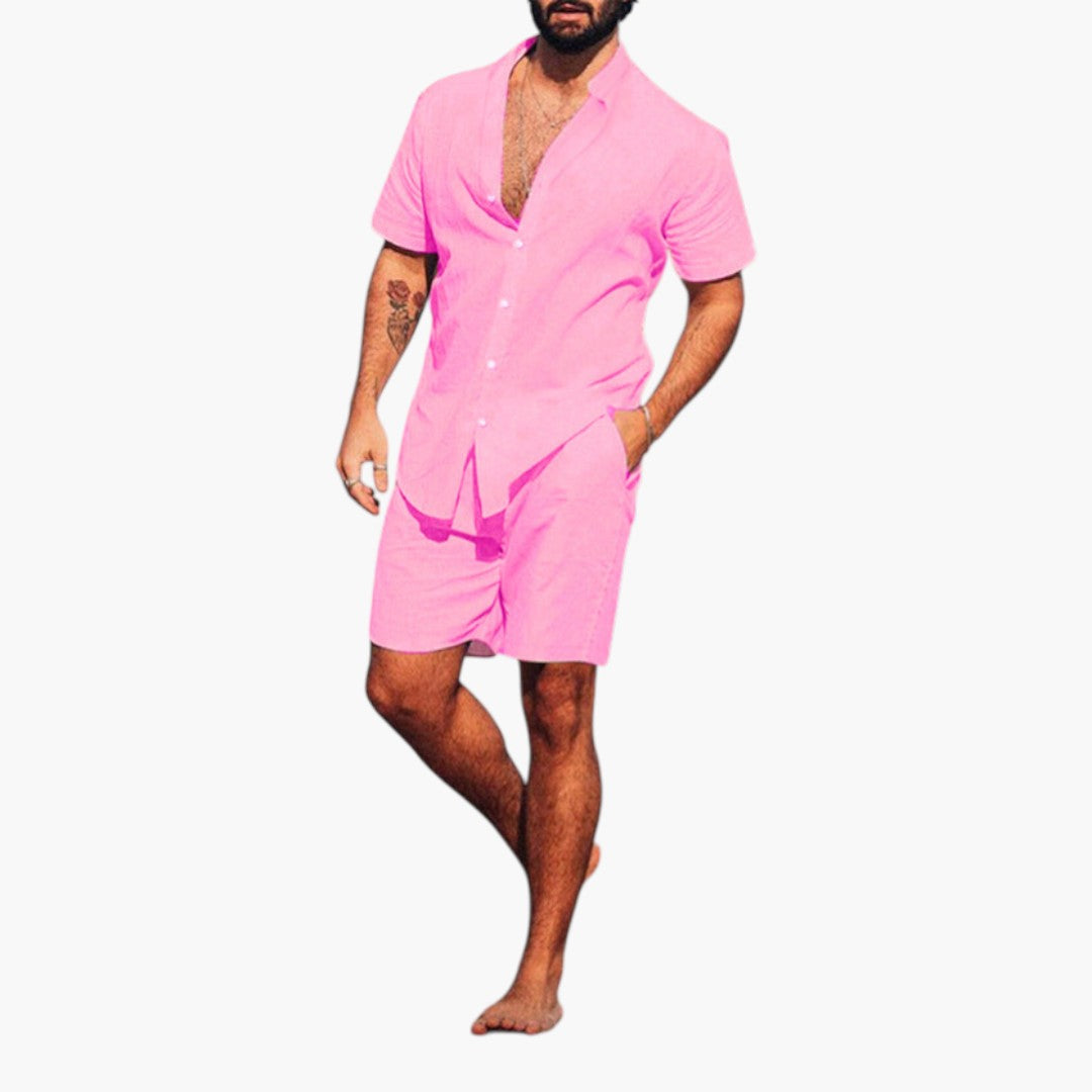 Snyggt lila herrset för sommaren: lös skjorta & shorts. Idealisk för bekväma semesterdagar & fritidsaktiviteter.
